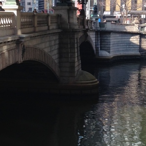 水温む   日本橋の麒麟